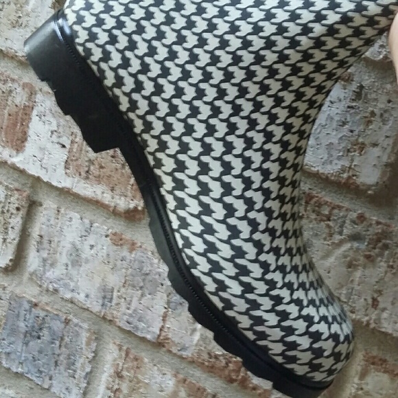 👠 $25 SALE! Nomad Rainboots - Picture 4 of 7